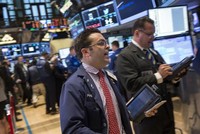 Phố Wall bị ảnh hưởng bởi sức khỏe của ngân hàng Bồ Đào Nha - Ảnh: Reuters