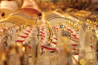 Vàng gắng gượng đi lên sau cú "ngã ngựa"