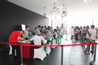 8h10 sáng, khu vực đăng ký giữ chỗ đã kín khách. Chủ đầu tư phải phân làn xếp hàng để đảm bảo quyền lợi của Khách hàng