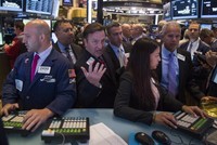 Phố Wall có phiên giảm mạnh thứ 3 liên tiếp trong phiên đầu tuần mới - Ảnh: Reuters