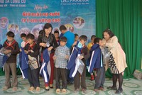 Những tấm áo do DHG tặng sẽ giúp các em học sinh Lũng Cú có thêm sức khoẻ để học tập trong mùa Đông này