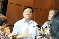 Bộ trưởng Bộ Giao thông - Vận tải trả lời báo chí bên hành lang Quốc hội tại kỳ họp thứ 8 - Ảnh: Internet