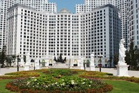 Để sở hữu “căn hộ Hoàng gia” R1, R2 Royal City, khách hàng liên hê: Hệ thống Siêu thị dự án Bất động sản STDA, văn phòng giao dịch: Tòa R2 – Khu đô thị Royal City 72A Nguyễn Trãi, Thanh Xuân, Hà Nội.  Hotline: 0914 568 944