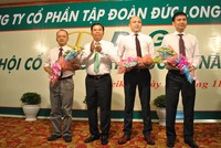 Ông Bùi Pháp, Chủ tịch HĐQT DLG tặng hoa cho 3 thành viên HĐQT mới 
