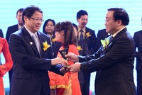 Phó tổng giám đốc VietinBank Nguyễn Văn Du nhận giải thường do Phó Thủ tướng Hoàng Trung Hải trao 