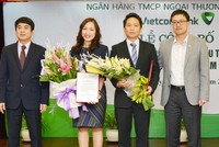 Ông Nghiêm Xuân Thành, Chủ tịch HĐQT (ngoài cùng bên trái) và ông Phạm Quang Dũng, Tổng giám đốc (ngoài cùng bên phải) trao Nghị quyết HĐQT cho ông Nguyễn Mạnh Hùng và quyết định bổ nhiệm Phó tổng giám đốc cho bà Nguyễn Thị Kim Oanh