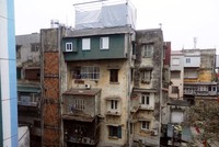 Hà Nội: Chủ căn hộ tập thể tự đập trần, cơn nới thêm tầng