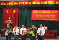 Ông Hoàng Văn Liên (áo trắng giữa) được HĐND tỉnh Long An bầu giữ chức danh Phó chủ tịch UBND tỉnh trong cuộc họp ngày 22/1/2015