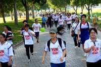 “Chạy vì trái tim 2015” tại Công viên Yên Sở thu hút hàng nghìn người tham gia trong không gian xanh của cây cỏ, mặt hồ Công viên Yên Sở