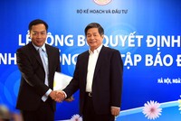 Bộ trưởng Bùi Quang Vinh trao quyết định bổ nhiệm Tổng biên tập Báo Đầu tư cho ông Lê Trọng Minh (Ảnh: Đức Thanh)