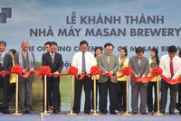 Phó Thủ tướng Chính phủ Hoàng Trung Hải và lãnh đạo ban, ngành, địa phương cắt băng khánh thành Nhà máy Bia (asan Brewery Hậu Giang