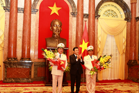 Chủ tịch nước Trương Tấn Sang trao Quyết định thăng cấp hàm Thượng tướng cho đồng chí Nguyễn Văn Thành và đồng chí Phạm Dũng