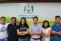 Ông Nguyễn Khắc Minh Trí (thứ tư từ trái sang) và cộng sự tại MimosaTek