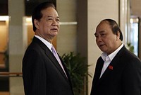 Thủ tướng Nguyễn Tấn Dũng và Phó Thủ tướng Nguyễn Xuân phúc tại hành lang Quốc hội