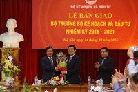 Nguyên Chủ tịch nước Trương Tấn Sang tặng hoa chúc mừng Bộ trưởng Bùi Quang Vinh tại lễ bàn giao công việc ngày 14/4