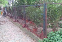 9h sáng 14/4/2016, hàng rào của Hội Cây cảnh nghệ thuật Thăng Long Hà Nội vẫn "cửa đóng, then cài".