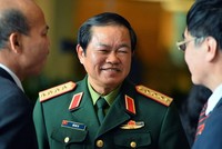 Đại tướng Đỗ Bá Tỵ bên hành lang Quốc hội - Ảnh: Zing

