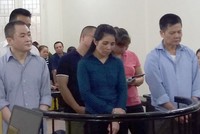 Ông Long (ngoài cùng bên trái) và các bị cáo tại toà