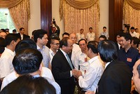 Thủ tướng Chính phủ Nguyễn Xuân Phúc tiếp xúc, trò chuyện với các đại biểu trước giờ khai mạc Hội nghị - Ảnh: VGP/Quang Hiếu