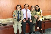 Ông Nguyễn Trường Nhân bên những người bạn được Thành phố đào tạo về làm lãnh đạo năm xưa.