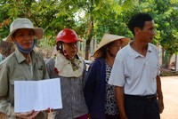 Người dân tụ tập trước nhà bà Niềm đòi nợ