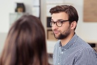 Sử dụng từ ngữ không thích hợp sẽ khiến bạn bị hiểu lầm và gây ra những bất lợi tại nơi làm việc. Ảnh: Business Insider