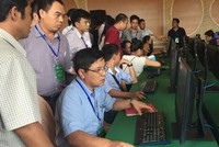 Các cán bộ đăng kiểm được tập huấn cách dán thẻ E-tag-Ảnh: VGP/Phan Trang