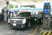 Bộ đôi The Beast cùng tiếp nhiên liệu tại một cửa hàng xăng dầu Quận 1, TP HCM.