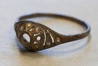 Kho báu giấu dưới đáy cốc hơn 70 năm