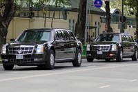 Limousine The Beast ra Tân Sơn Nhất đón Tổng thống Obama
