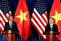 Chủ tịch nước Trần Đại Quang và Tổng thống Barack Obama đồng chủ trì họp báo quốc tế thông báo về kết quả hội đàm giữa hai bên - Ảnh: VGP/Hải Minh 