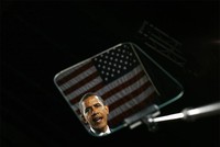 Hình ảnh Obama phản chiếu trên màn hình máy nhắc chữ trong chiến dịch tranh cử năm 2008. Ảnh: Reuters