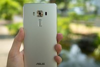 Ảnh thực tế smartphone RAM 6 GB đầu tiên của Asus