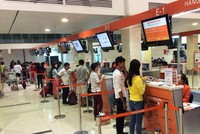 Check in tại quầy ở sân bay Tân Sơn Nhất
