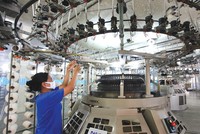 Hàng loạt khoản thuế, phí đang đè nặng lên doanh nghiệp Việt Nam. Ảnh: Đức Thanh