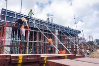 Công nhân thi công lắp dựng coffa chuẩn bị đổ sàn tầng 1 của biệt thự