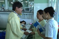 Ông Nguyễn Phước Định Trường, Phó giám đốc Bảo Việt Đà Nẵng đến thăm hỏi gia đình các nạn nhân bị thương đang điều trị tại Bệnh viện Đa khoa Đà Nẵng