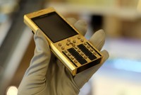  Điện thoại mạ vàng 24K, khắc hình rồng giá 125 triệu đồng