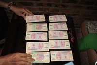 200 triệu tiền giả bị phát hiện trên người Oanh. Ảnh: C.A