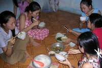 Đa số công nhân làm việc ở khu vực tư nhân không có hộ khẩu thường trú ở nơi họ cư trú (Ảnh chỉ mang tính minh họa: Internet)