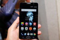 Máy sử dụng màn hình công nghệ OGS kích thước 5,5 inch độ phân giải Full HD. Màn hình của máy tích hợp công nghệ Miravision cho phép tuỳ chỉnh hình ảnh.