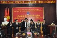 Ông Vũ Quang Hải (hàng trên, bên trái) khi 25 tuổi đã được bổ nhiệm chức Tổng giám đốc tại PVFI.