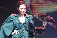 Dàn người mẫu trong triển lãm Mercedes tại Việt Nam