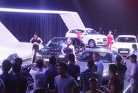 Ôtô tăng giá 200 triệu: Xếp hàng nửa năm mới có xe