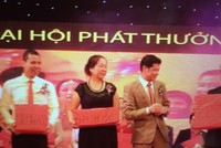 Một đại hội phát thưởng của một Công ty bán hàng đa cấp, số thưởng 1 tháng cho mỗi cá nhân được công bố là hàng tỉ đồng, nhưng đó là con số không có thực.