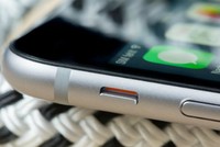 Nút gạt tắt tiếng là thiết kế đặc trưng trên iPhone được Apple duy trì từ model đầu tiên cho tới 6s hiện nay.
