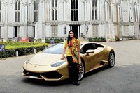  Sheetal Dugar bên chiếc Huracan với màu sắc đặt hàng riêng. Ảnh: Indiatoday.