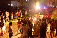 300 hộ dân chờ lực lượng chữa cháy rà soát người mắc kẹt để về nhà. Ảnh: Hải Hiếu