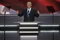 Donald Trump xuất hiện trên sân khấu đại hội toàn quốc đảng Cộng hòa ở Cleveland, Ohio, ngày 18/7. Ảnh: Reuters.