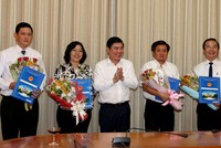 Chủ tịch UBND TP.HCM Nguyễn Thành Phong trao quyết định chuẩn y cho lãnh đạo UBND Quận 1 - Ảnh: Tuổi trẻ